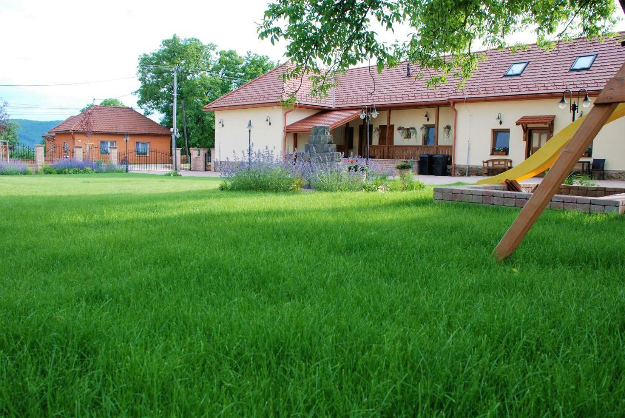 Ubytovanie Tri Ruze Krasnohorske Podhradie Luaran gambar