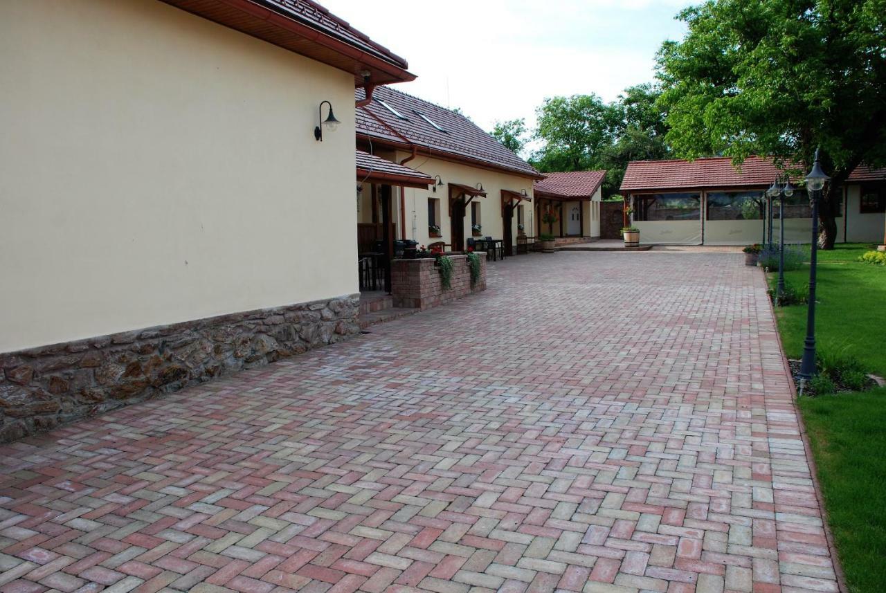 Ubytovanie Tri Ruze Krasnohorske Podhradie Luaran gambar